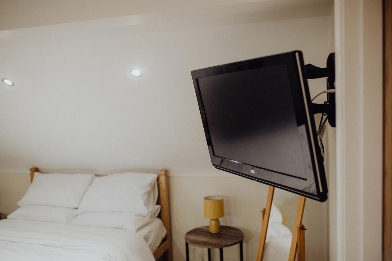 Betty'S Loft Apartment Lisburn Bagian luar foto